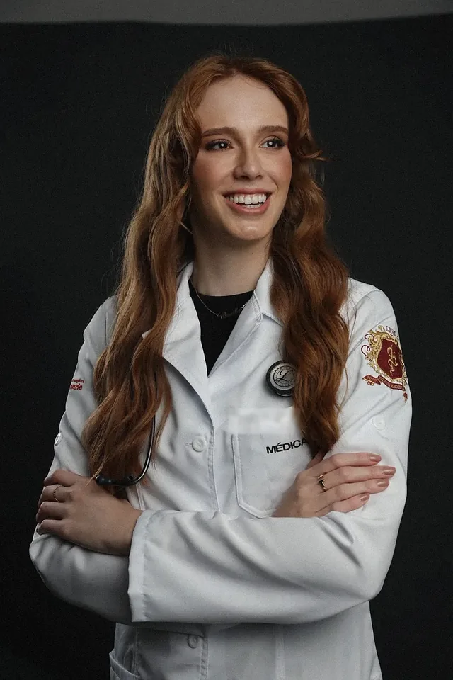 Dra. Camilla Vicelli, dermatologista, de jaleco branco